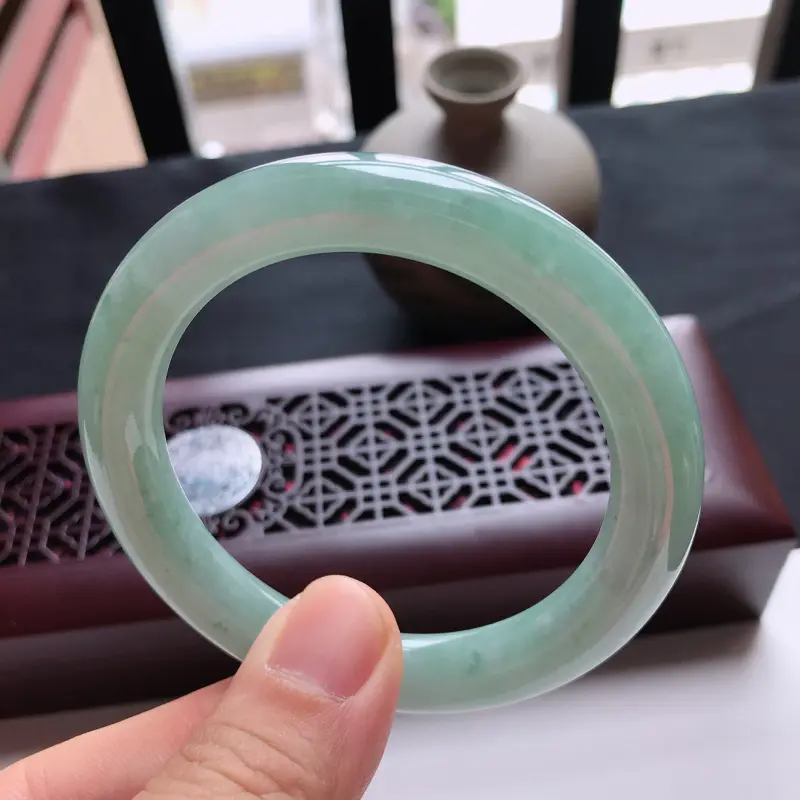 【天然翡翠A货细糯种水润浅绿圆条手镯,尺寸56.7-10.5mm,玉质细腻,种水好,底色好,上手效果漂亮】图4