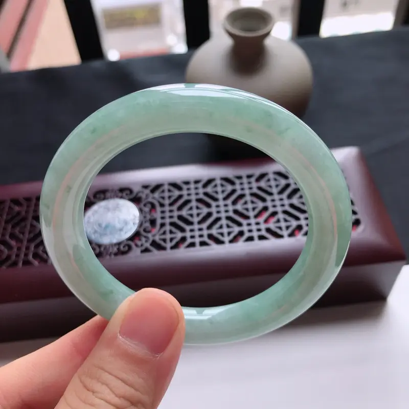 【天然翡翠A货细糯种水润浅绿圆条手镯,尺寸56.7-10.5mm,玉质细腻,种水好,底色好,上手效果漂亮】图1