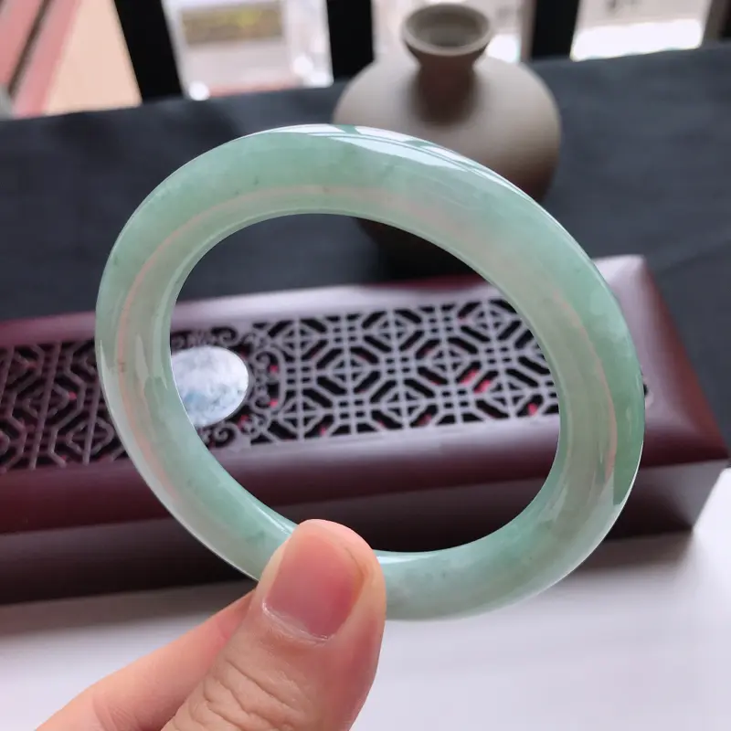 【天然翡翠A货细糯种水润浅绿圆条手镯,尺寸56.7-10.5mm,玉质细腻,种水好,底色好,上手效果漂亮】图2