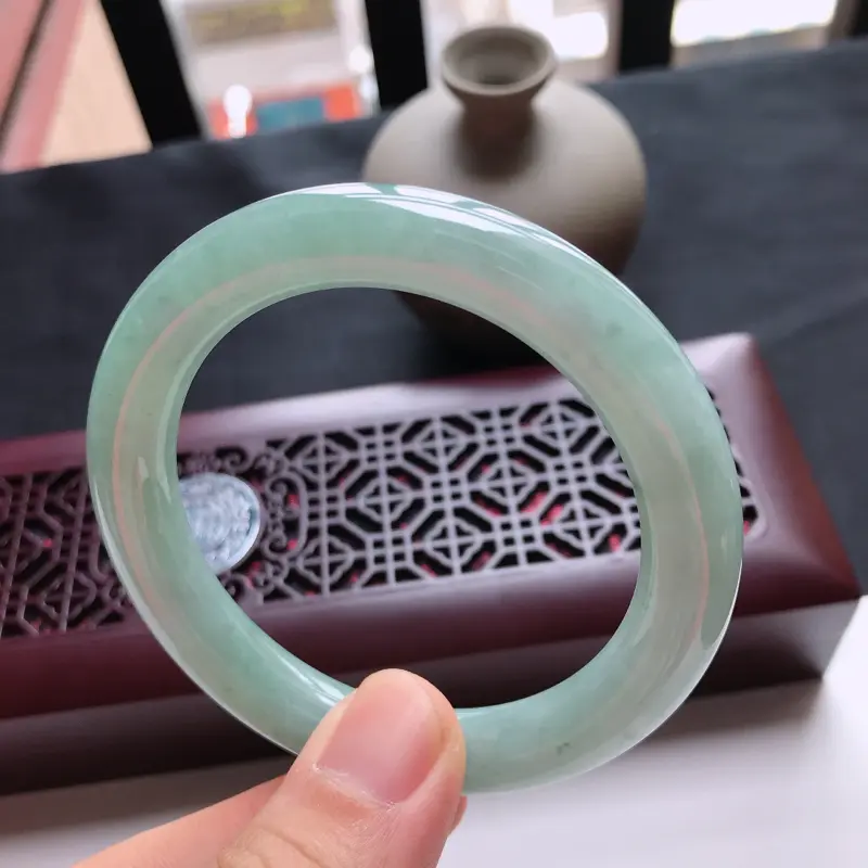 【天然翡翠A货细糯种水润浅绿圆条手镯,尺寸56.7-10.5mm,玉质细腻,种水好,底色好,上手效果漂亮】图5