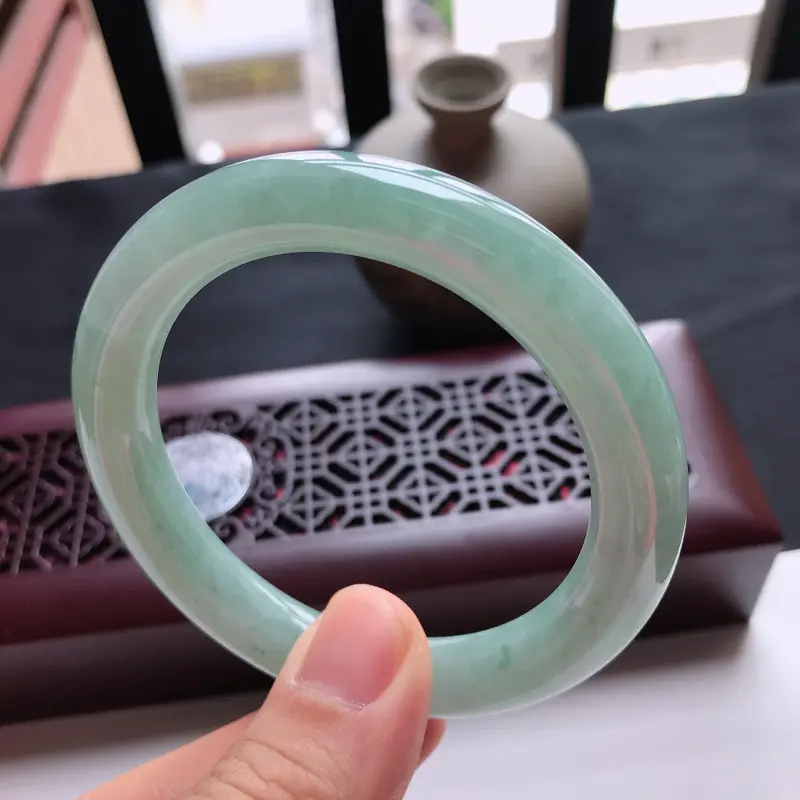 【天然翡翠A货细糯种水润浅绿圆条手镯,尺寸56.7-10.5mm,玉质细腻,种水好,底色好,上手效果漂亮】图3