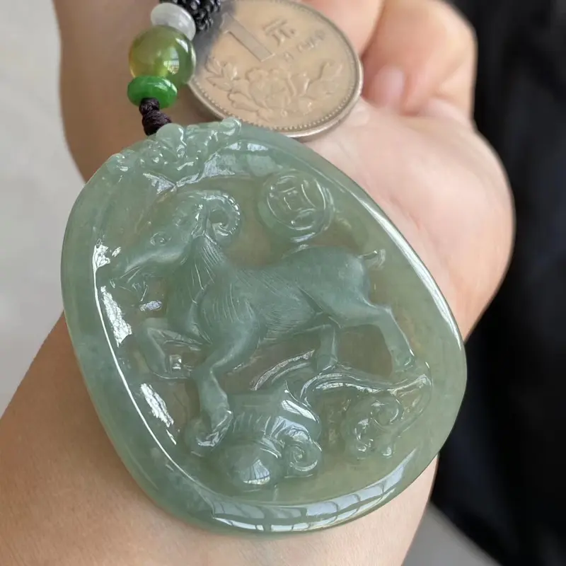 【糯种晴绿生肖·羊吊坠 尺寸50.4-43.9-6.2毫米 玉质细腻 雕工精美 色泽清爽 饱满细腻 佩戴大气】图5