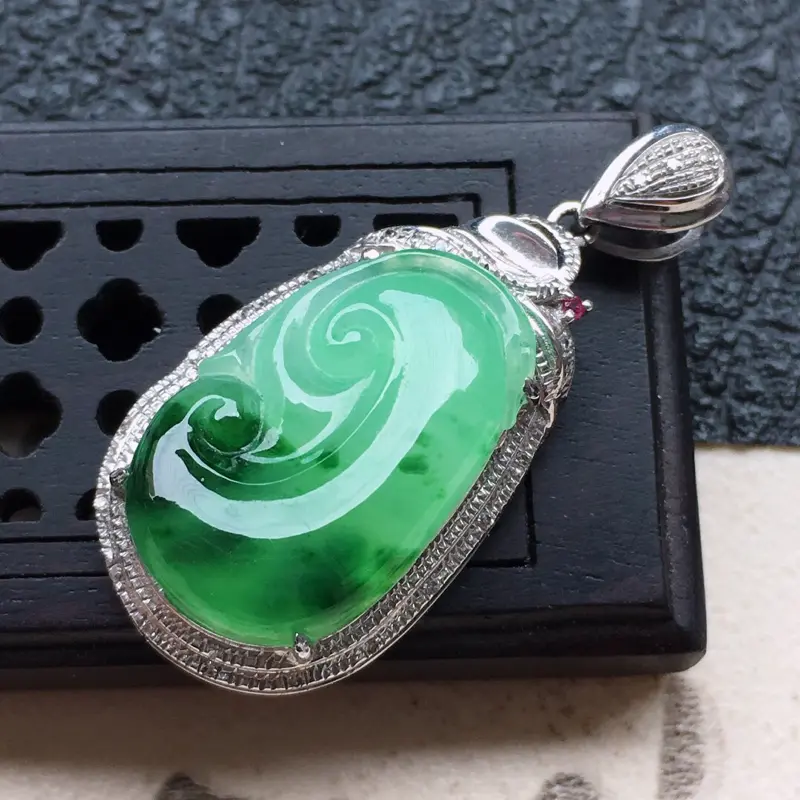 缅甸翡翠18k金伴钻镶嵌飘花如意吊坠,自然光实拍,颜色漂亮,玉质莹润