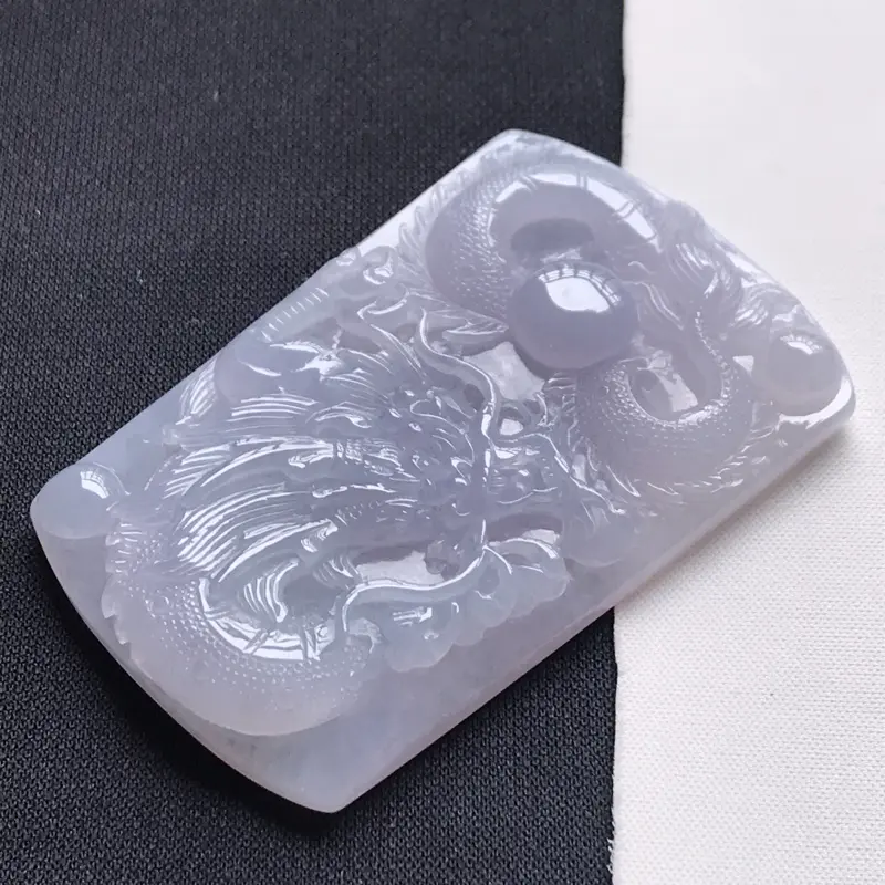 翡翠a货,糯化种紫罗兰龙牌吊坠,玉质细腻,底色漂亮,上身高贵,尺寸68.