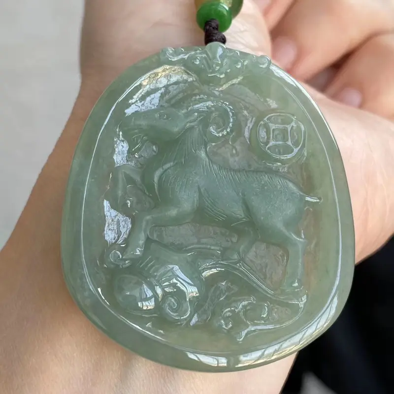【糯种晴绿生肖·羊吊坠 尺寸50.4-43.9-6.2毫米 玉质细腻 雕工精美 色泽清爽 饱满细腻 佩戴大气】图3