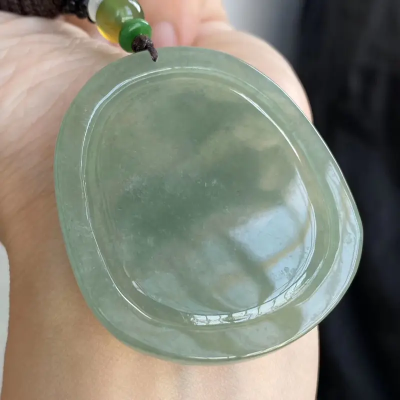 【糯种晴绿生肖·羊吊坠 尺寸50.4-43.9-6.2毫米 玉质细腻 雕工精美 色泽清爽 饱满细腻 佩戴大气】图4