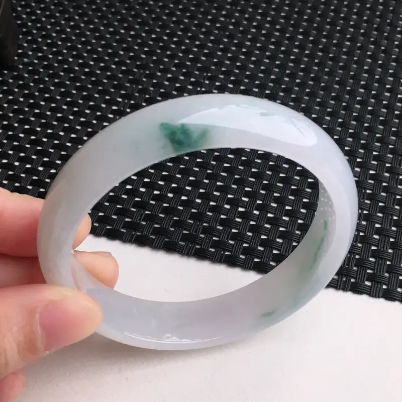 【A货翡翠 糯化种飘花正装宽边手镯 尺寸58.7*13.6*7.1mm 水头好,玉质细腻,条形优美,上手效果好】图2