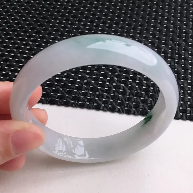 【A货翡翠 糯化种飘花正装宽边手镯 尺寸58.7*13.6*7.1mm 水头好,玉质细腻,条形优美,上手效果好】图4