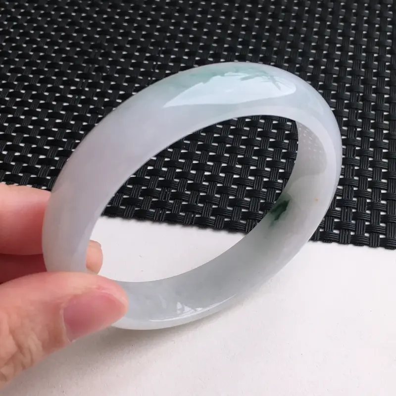 【A货翡翠 糯化种飘花正装宽边手镯 尺寸58.7*13.6*7.1mm 水头好,玉质细腻,条形优美,上手效果好】图5