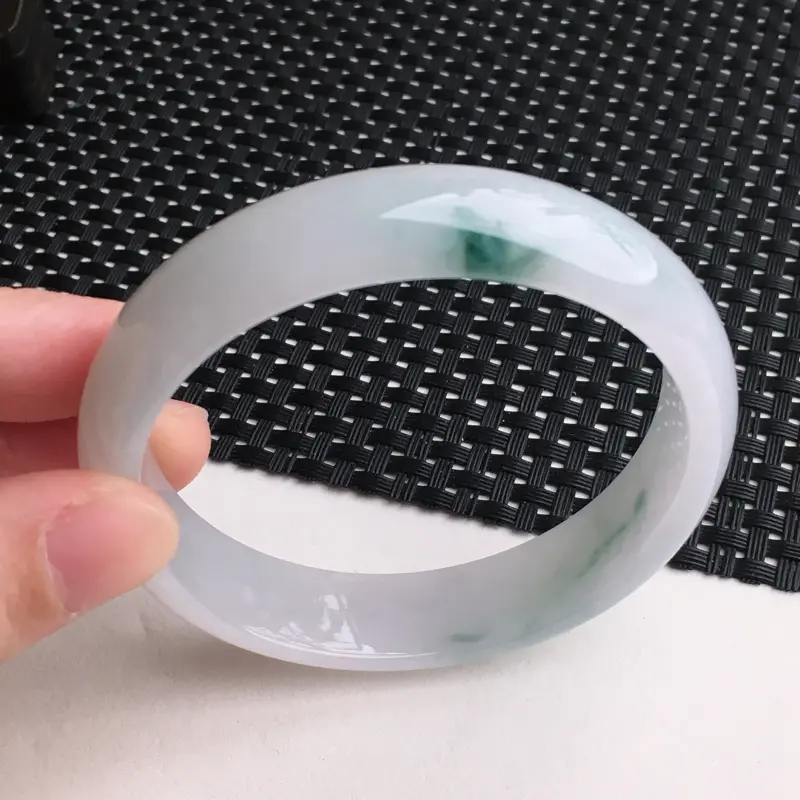 【A货翡翠 糯化种飘花正装宽边手镯 尺寸58.7*13.6*7.1mm 水头好,玉质细腻,条形优美,上手效果好】图3
