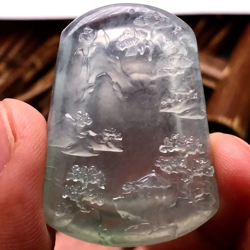 【杨冕老师作品👍👍老坑高冰种山水牌,湖光山色。近玻璃种水,种水一流。冰感十足,强玻璃光泽,通透度极佳,光感上佳。雕工亦是业内典范,画面感极佳,中央留白与周边元素相得益彰,很好的表现出料子的种质程度,与设计画面之美。大师工艺尽显无遗,收藏价值极高。背面云纹修饰,正面光感体现更为到位。淡绿光泽,唯美感受。强烈推荐入手,佩戴收藏均是上上之选。】图7