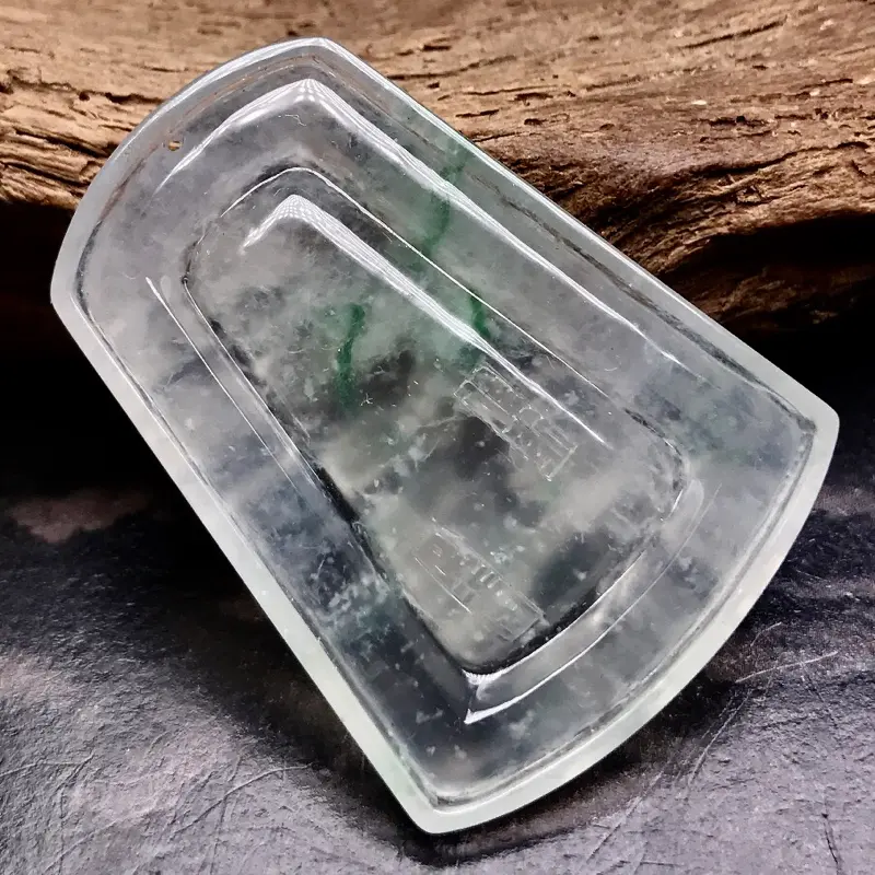 【力荐款👍👍👍李伟航老师山水作品:安居乐业。
老坑高冰种飘翠绿色材料打造,种水一流,冰感一流,晶莹剔透,起光起胶起刚性,强玻璃光泽。
形体优秀,饱满有厚装感。男女士皆可佩戴,佩戴效果出众。
高品质材料打造,收藏传承价值极高,对眼的翠友,值得入手品鉴一番。】图6
