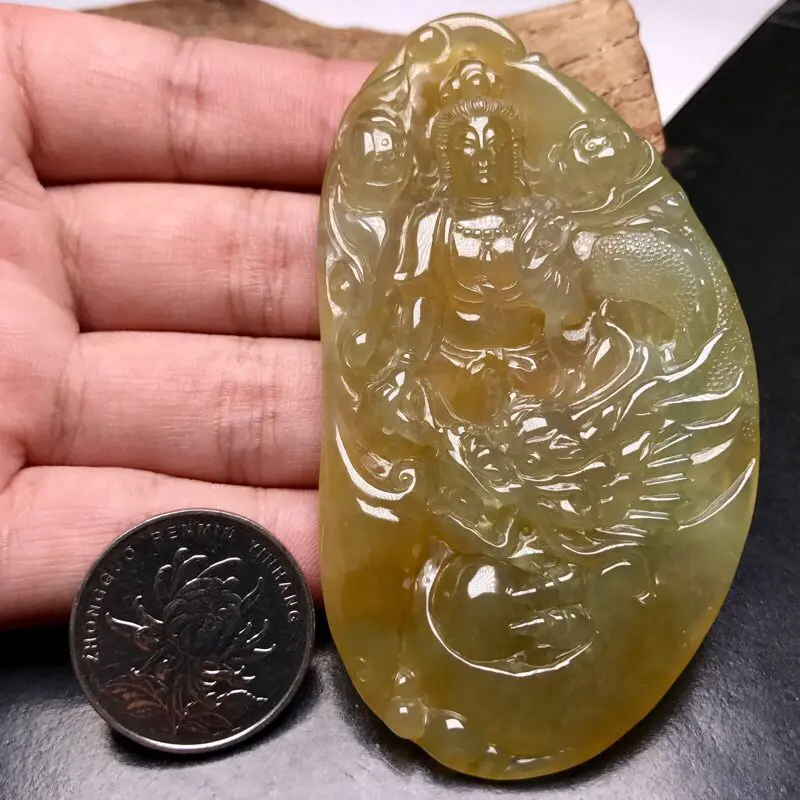 【力荐款👍👍👍杨冕老师作品:御龙观音像。
老坑冰种黄翡材料,颜色鲜亮。作品厚装大件,极具大气。厚装大件且完美的冰黄材料市面少有,价值较高,喜欢此件作品的翠友,值得考虑请入手中。】图5