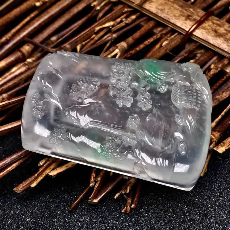 【收藏推荐👍👍陈洪老师作品,老坑高冰种山水牌。种水一流,品质上乘,冰透感极强。画面立体感层次感极佳,层层元素次第展开,幽深之感扑面而来,大师功底尽显无遗。飘两抹阳绿色,这种色泽在高品质种水货上可以说是梦寐以求的色泽。牌型上佳,佩戴上身极其合适。强烈推荐,收藏鉴赏价值极高。】图7