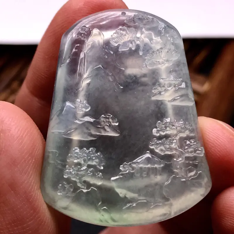 【杨冕老师作品👍👍老坑高冰种山水牌,湖光山色。近玻璃种水,种水一流。冰感十足,强玻璃光泽,通透度极佳,光感上佳。雕工亦是业内典范,画面感极佳,中央留白与周边元素相得益彰,很好的表现出料子的种质程度,与设计画面之美。大师工艺尽显无遗,收藏价值极高。背面云纹修饰,正面光感体现更为到位。淡绿光泽,唯美感受。强烈推荐入手,佩戴收藏均是上上之选。】图3