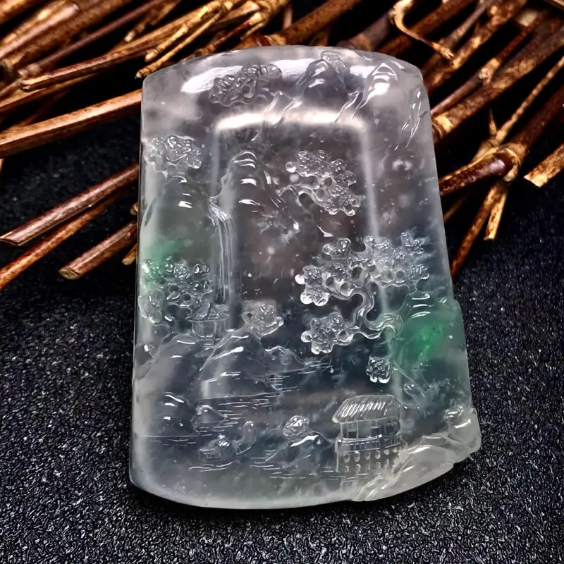 【收藏推荐👍👍陈洪老师作品,老坑高冰种山水牌。种水一流,品质上乘,冰透感极强。画面立体感层次感极佳,层层元素次第展开,幽深之感扑面而来,大师功底尽显无遗。飘两抹阳绿色,这种色泽在高品质种水货上可以说是梦寐以求的色泽。牌型上佳,佩戴上身极其合适。强烈推荐,收藏鉴赏价值极高。】图4