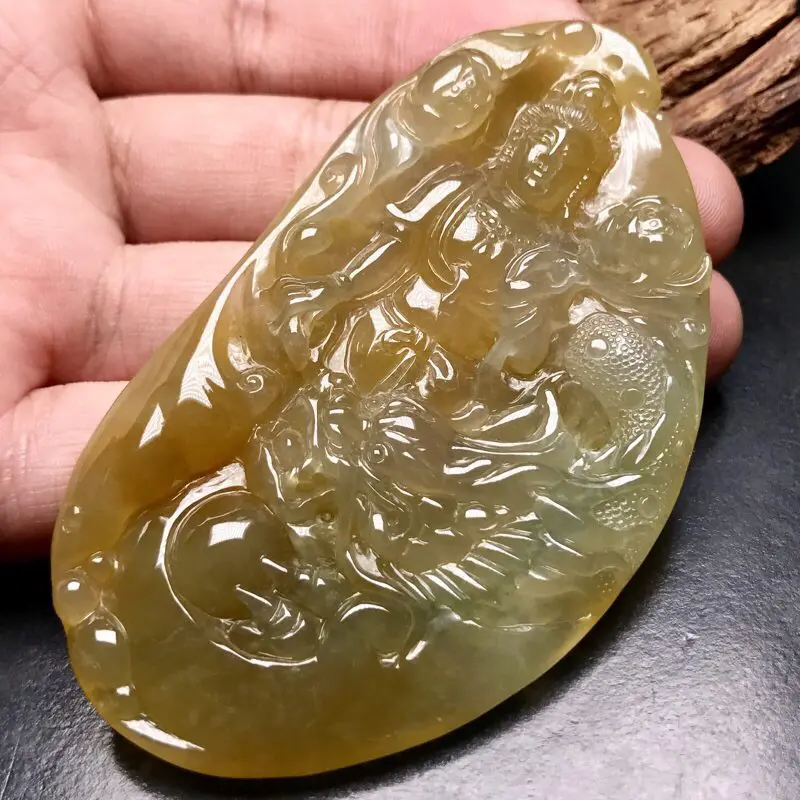 【力荐款👍👍👍杨冕老师作品:御龙观音像。
老坑冰种黄翡材料,颜色鲜亮。作品厚装大件,极具大气。厚装大件且完美的冰黄材料市面少有,价值较高,喜欢此件作品的翠友,值得考虑请入手中。】图4