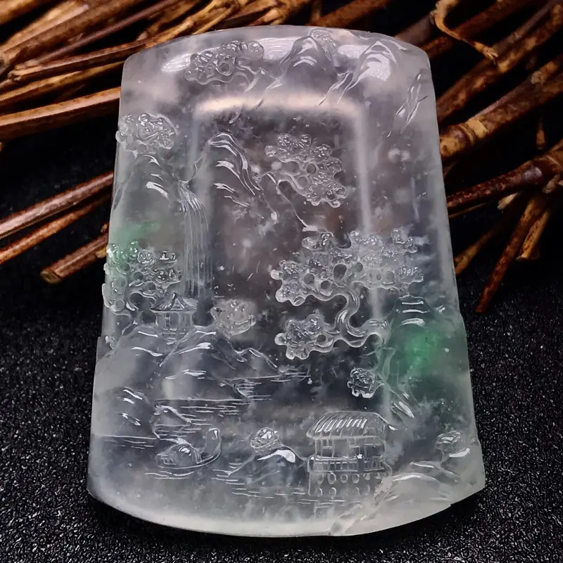 【收藏推荐👍👍陈洪老师作品,老坑高冰种山水牌。种水一流,品质上乘,冰透感极强。画面立体感层次感极佳,层层元素次第展开,幽深之感扑面而来,大师功底尽显无遗。飘两抹阳绿色,这种色泽在高品质种水货上可以说是梦寐以求的色泽。牌型上佳,佩戴上身极其合适。强烈推荐,收藏鉴赏价值极高。】图6