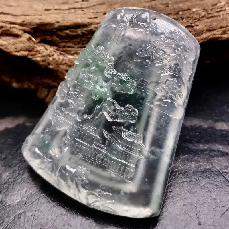 【力荐款👍👍👍李伟航老师山水作品:安居乐业。
老坑高冰种飘翠绿色材料打造,种水一流,冰感一流,晶莹剔透,起光起胶起刚性,强玻璃光泽。
形体优秀,饱满有厚装感。男女士皆可佩戴,佩戴效果出众。
高品质材料打造,收藏传承价值极高,对眼的翠友,值得入手品鉴一番。】图2