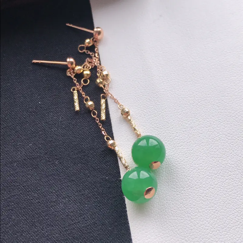 【天然翡翠A货18K金镶嵌伴钻糯化种浅绿耳坠,裸石尺寸8.2mm,玉质细腻,种水好 底色漂亮,上身效果漂亮】图2