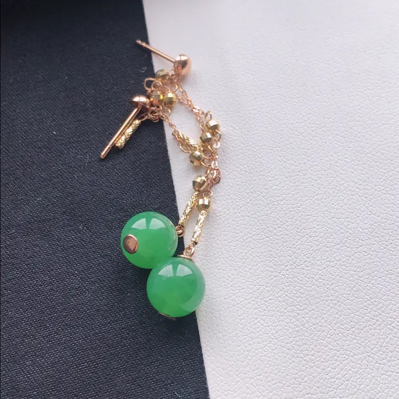 【天然翡翠A货18K金镶嵌伴钻糯化种浅绿耳坠,裸石尺寸8.2mm,玉质细腻,种水好 底色漂亮,上身效果漂亮】图3