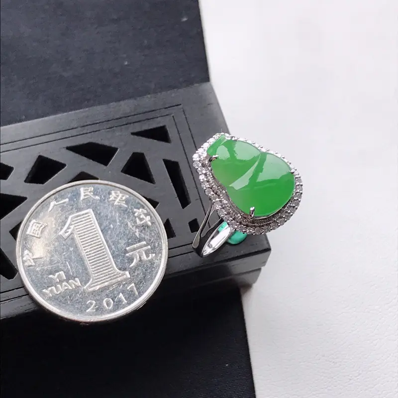 【天然翡翠A货18K金镶嵌伴钻糯化种水润飘绿葫芦戒指,内径尺寸17.8mm,裸石尺寸13.8-10.4-3mm,玉质细腻,种水好 底色漂亮,上身效果漂亮】图5
