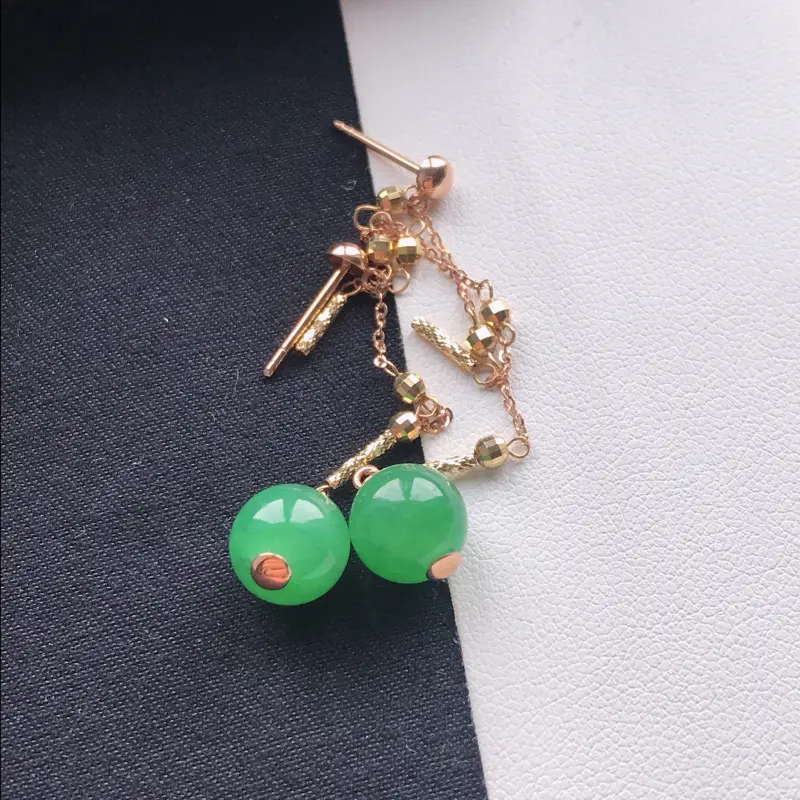 【天然翡翠A货18K金镶嵌伴钻糯化种浅绿耳坠,裸石尺寸8.2mm,玉质细腻,种水好 底色漂亮,上身效果漂亮】图4