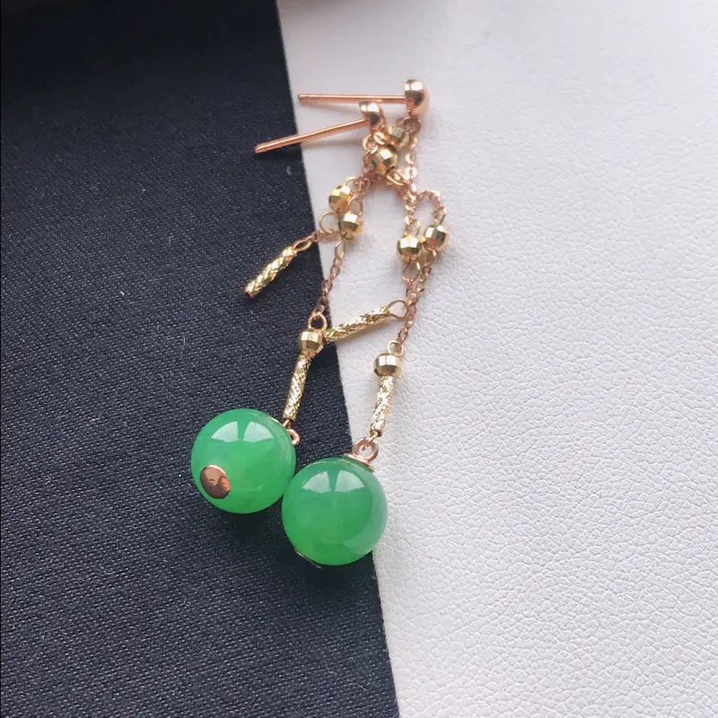 【天然翡翠A货18K金镶嵌伴钻糯化种浅绿耳坠,裸石尺寸8.2mm,玉质细腻,种水好 底色漂亮,上身效果漂亮】图1