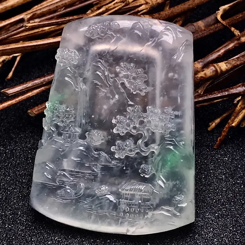【收藏推荐👍👍陈洪老师作品,老坑高冰种山水牌。种水一流,品质上乘,冰透感极强。画面立体感层次感极佳,层层元素次第展开,幽深之感扑面而来,大师功底尽显无遗。飘两抹阳绿色,这种色泽在高品质种水货上可以说是梦寐以求的色泽。牌型上佳,佩戴上身极其合适。强烈推荐,收藏鉴赏价值极高。】图3