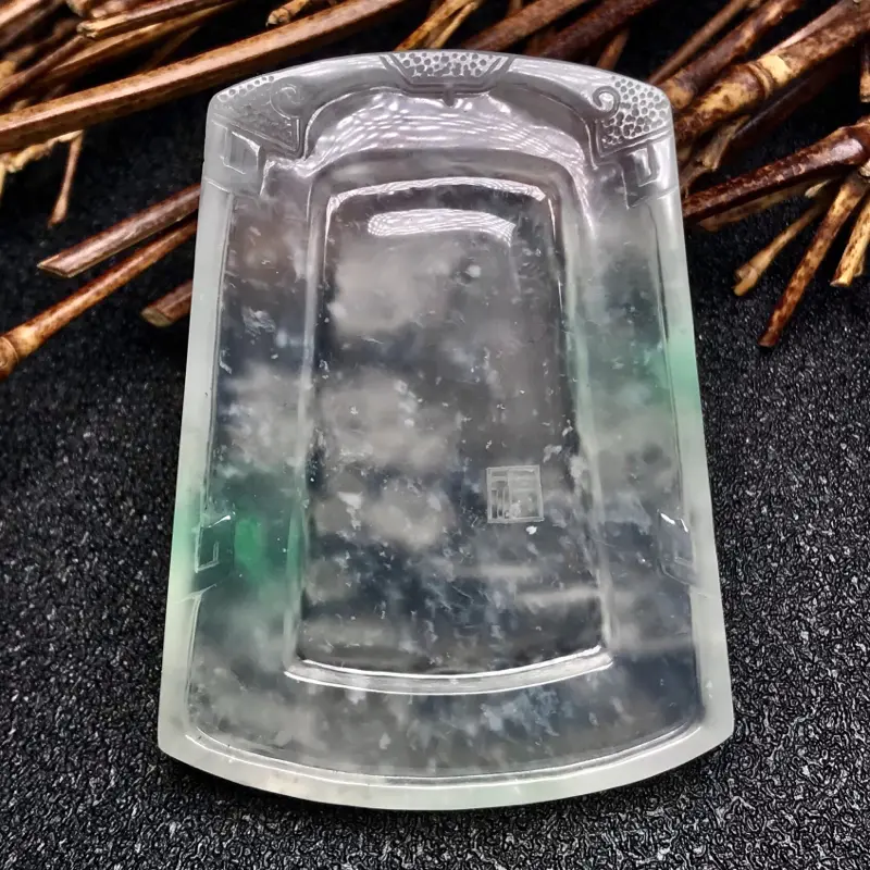 【收藏推荐👍👍陈洪老师作品,老坑高冰种山水牌。种水一流,品质上乘,冰透感极强。画面立体感层次感极佳,层层元素次第展开,幽深之感扑面而来,大师功底尽显无遗。飘两抹阳绿色,这种色泽在高品质种水货上可以说是梦寐以求的色泽。牌型上佳,佩戴上身极其合适。强烈推荐,收藏鉴赏价值极高。】图8