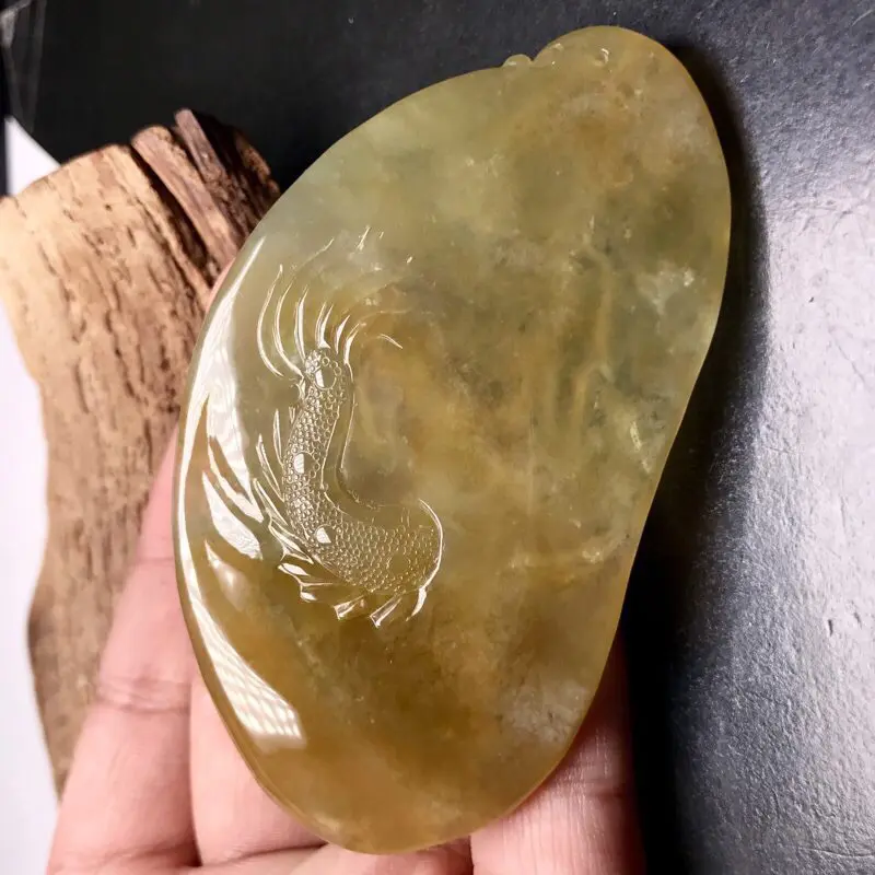 【力荐款👍👍👍杨冕老师作品:御龙观音像。
老坑冰种黄翡材料,颜色鲜亮。作品厚装大件,极具大气。厚装大件且完美的冰黄材料市面少有,价值较高,喜欢此件作品的翠友,值得考虑请入手中。】图2