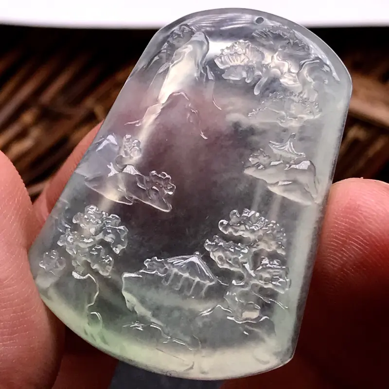 【杨冕老师作品👍👍老坑高冰种山水牌,湖光山色。近玻璃种水,种水一流。冰感十足,强玻璃光泽,通透度极佳,光感上佳。雕工亦是业内典范,画面感极佳,中央留白与周边元素相得益彰,很好的表现出料子的种质程度,与设计画面之美。大师工艺尽显无遗,收藏价值极高。背面云纹修饰,正面光感体现更为到位。淡绿光泽,唯美感受。强烈推荐入手,佩戴收藏均是上上之选。】图10