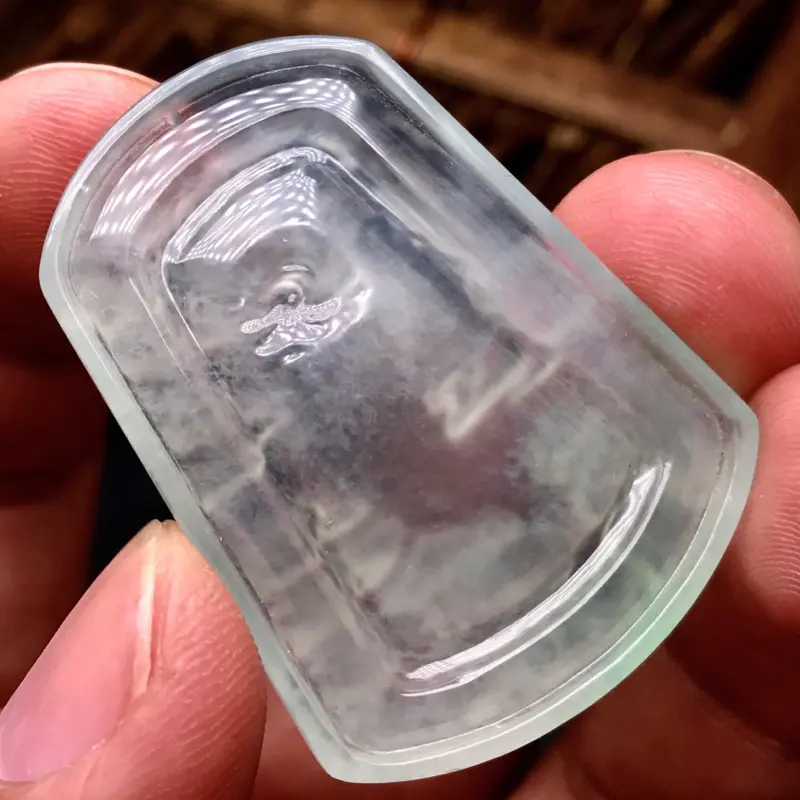 【杨冕老师作品👍👍老坑高冰种山水牌,湖光山色。近玻璃种水,种水一流。冰感十足,强玻璃光泽,通透度极佳,光感上佳。雕工亦是业内典范,画面感极佳,中央留白与周边元素相得益彰,很好的表现出料子的种质程度,与设计画面之美。大师工艺尽显无遗,收藏价值极高。背面云纹修饰,正面光感体现更为到位。淡绿光泽,唯美感受。强烈推荐入手,佩戴收藏均是上上之选。】图9