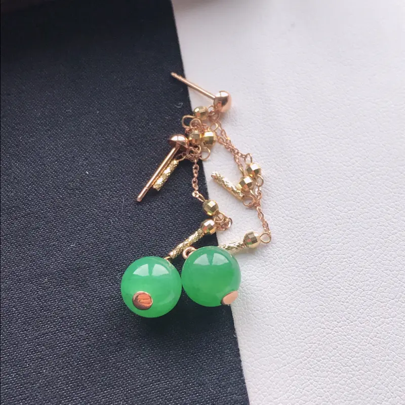 【天然翡翠A货18K金镶嵌伴钻糯化种浅绿耳坠,裸石尺寸8.2mm,玉质细腻,种水好 底色漂亮,上身效果漂亮】图5