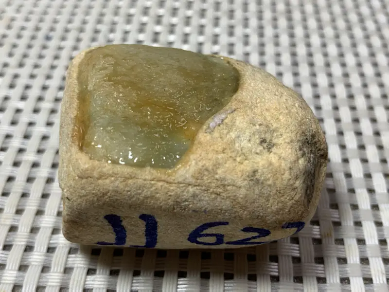 【免费切石解石加工手镯# 【名称】124克大马坎开窗黄翡料。 【重量】124克【尺寸】50*35*28MM 【产地】缅甸【描述】缅甸大马坎开窗黄翡料,开窗面积大,种好肉质细腻,赌肉进,种老,喜欢的翠友速来】图10