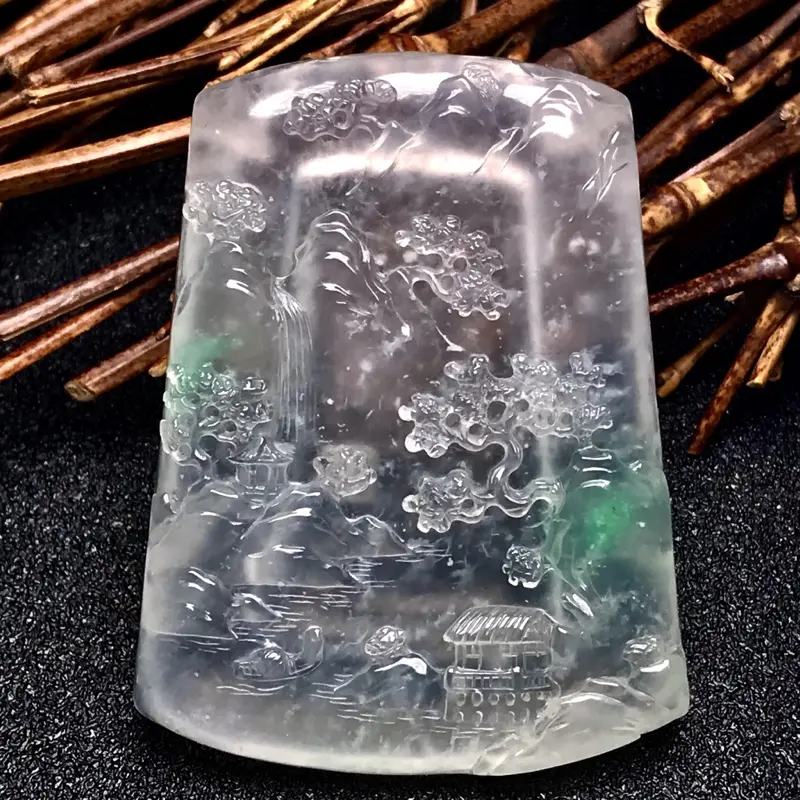 【收藏推荐👍👍陈洪老师作品,老坑高冰种山水牌。种水一流,品质上乘,冰透感极强。画面立体感层次感极佳,层层元素次第展开,幽深之感扑面而来,大师功底尽显无遗。飘两抹阳绿色,这种色泽在高品质种水货上可以说是梦寐以求的色泽。牌型上佳,佩戴上身极其合适。强烈推荐,收藏鉴赏价值极高。】图1