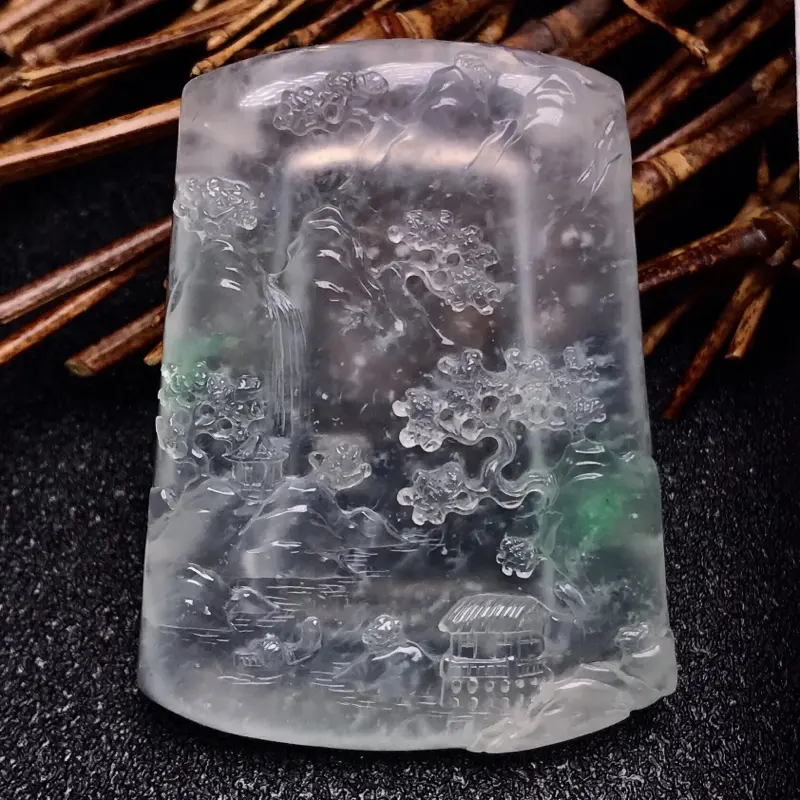 【收藏推荐👍👍陈洪老师作品,老坑高冰种山水牌。种水一流,品质上乘,冰透感极强。画面立体感层次感极佳,层层元素次第展开,幽深之感扑面而来,大师功底尽显无遗。飘两抹阳绿色,这种色泽在高品质种水货上可以说是梦寐以求的色泽。牌型上佳,佩戴上身极其合适。强烈推荐,收藏鉴赏价值极高。】图10