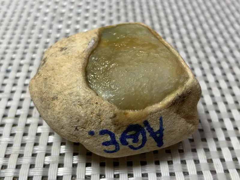 【免费切石解石加工手镯# 【名称】124克大马坎开窗黄翡料。 【重量】124克【尺寸】50*35*28MM 【产地】缅甸【描述】缅甸大马坎开窗黄翡料,开窗面积大,种好肉质细腻,赌肉进,种老,喜欢的翠友速来】图6