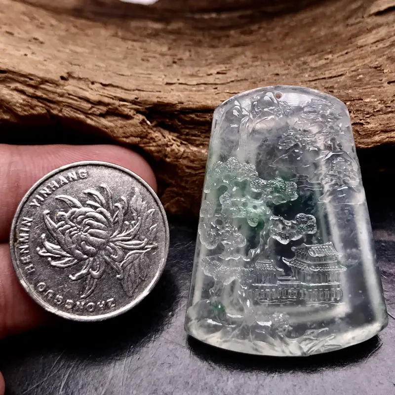 【力荐款👍👍👍李伟航老师山水作品:安居乐业。
老坑高冰种飘翠绿色材料打造,种水一流,冰感一流,晶莹剔透,起光起胶起刚性,强玻璃光泽。
形体优秀,饱满有厚装感。男女士皆可佩戴,佩戴效果出众。
高品质材料打造,收藏传承价值极高,对眼的翠友,值得入手品鉴一番。】图3