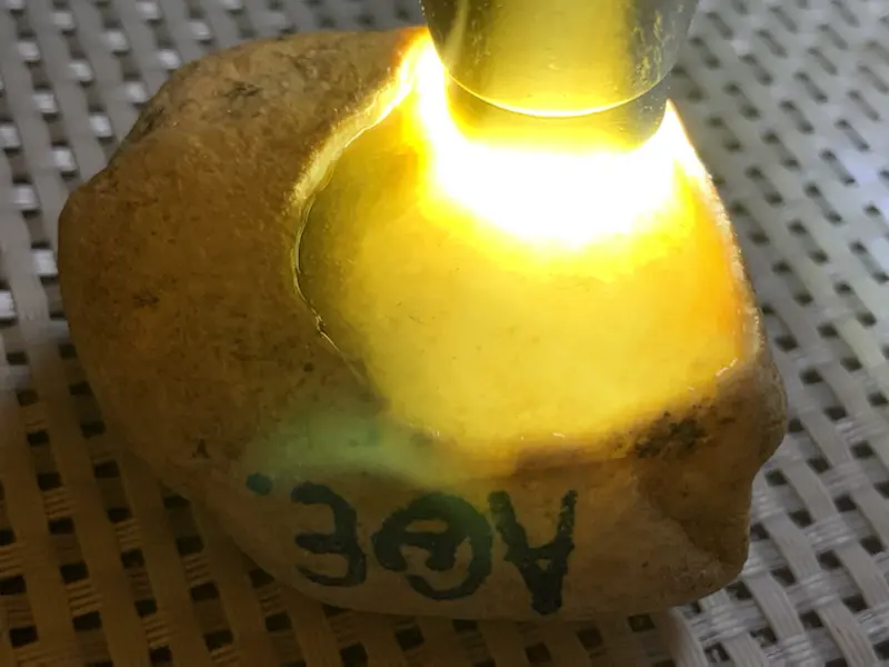 【免费切石解石加工手镯# 【名称】124克大马坎开窗黄翡料。 【重量】124克【尺寸】50*35*28MM 【产地】缅甸【描述】缅甸大马坎开窗黄翡料,开窗面积大,种好肉质细腻,赌肉进,种老,喜欢的翠友速来】图3