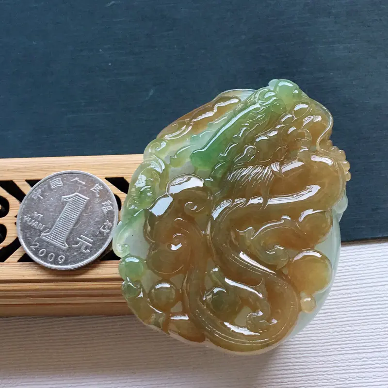 【糯化种大件厚装黄加绿镂空生意兴隆吊坠, 料子细腻,雕工精美, 颜色漂亮,尺寸:62×48×16mm】图6