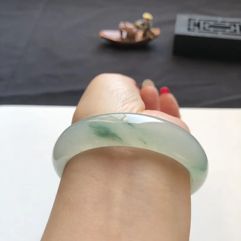 【缅甸精品翡翠手镯,圈口55.2-13.7-7.8;底子细腻温润飘花灵动。】图8