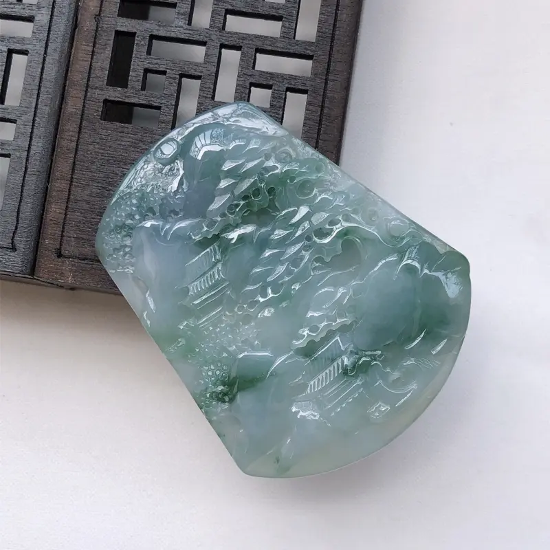 【紫罗兰飘花翡翠山水牌吊坠
尺寸:56.6*45.7*5.7mm】图4