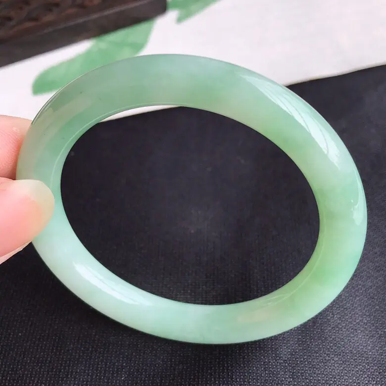 【圈口54mm...天然翡翠A货老坑细糯种飘绿圆条手镯,圈口:54.9×9mm,料子细腻,水头好,版型端庄】图1