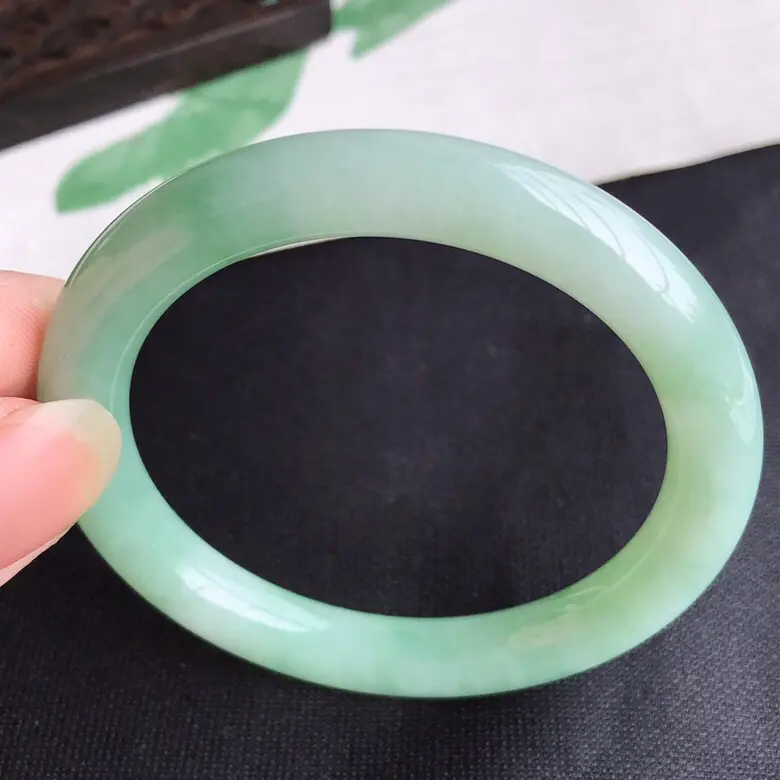 【圈口54mm...天然翡翠A货老坑细糯种飘绿圆条手镯,圈口:54.9×9mm,料子细腻,水头好,版型端庄】图6