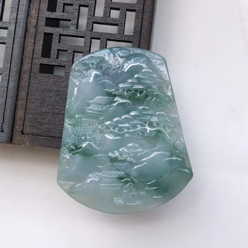 【紫罗兰飘花翡翠山水牌吊坠
尺寸:56.6*45.7*5.7mm】图1