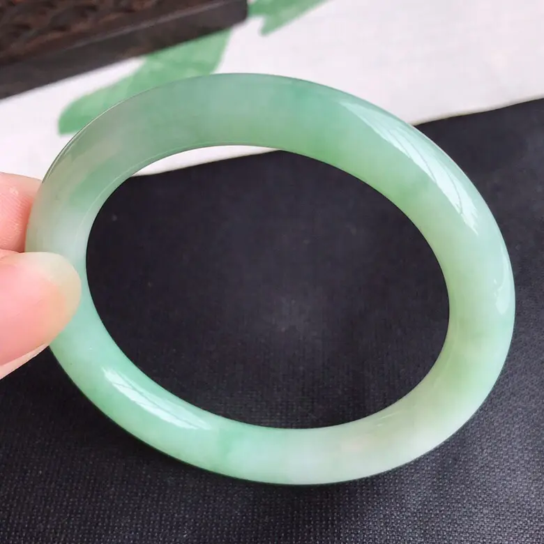 【圈口54mm...天然翡翠A货老坑细糯种飘绿圆条手镯,圈口:54.9×9mm,料子细腻,水头好,版型端庄】图2