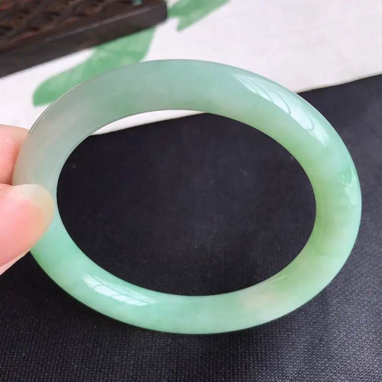 【圈口54mm...天然翡翠A货老坑细糯种飘绿圆条手镯,圈口:54.9×9mm,料子细腻,水头好,版型端庄】图7