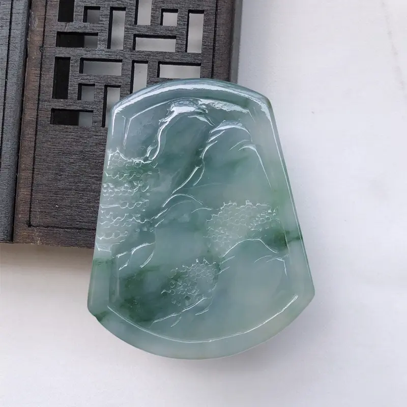 【紫罗兰飘花翡翠山水牌吊坠
尺寸:56.6*45.7*5.7mm】图8