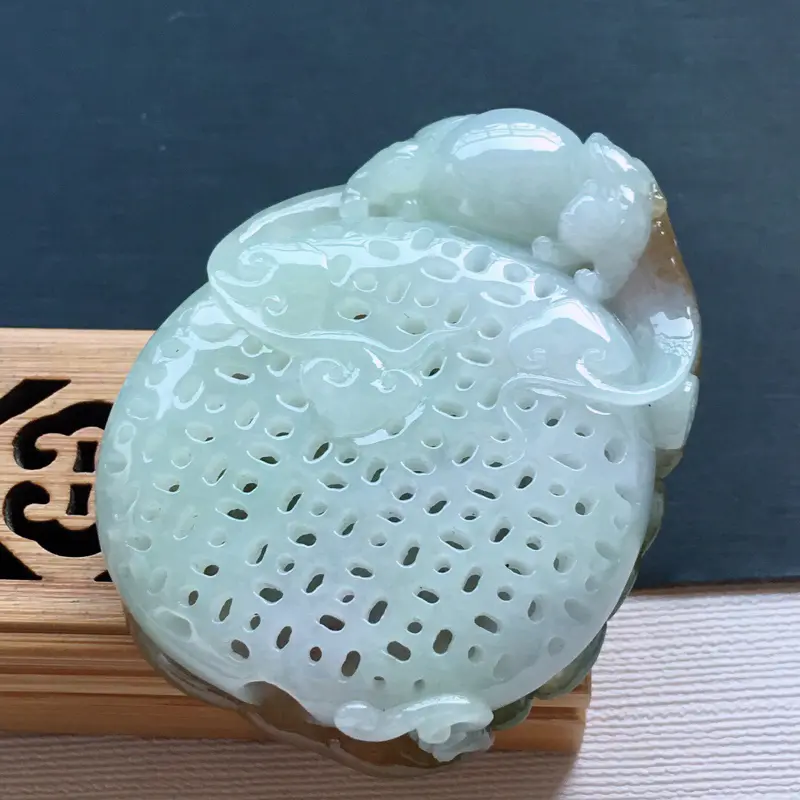 【糯化种大件厚装黄加绿镂空生意兴隆吊坠, 料子细腻,雕工精美, 颜色漂亮,尺寸:62×48×16mm】图4
